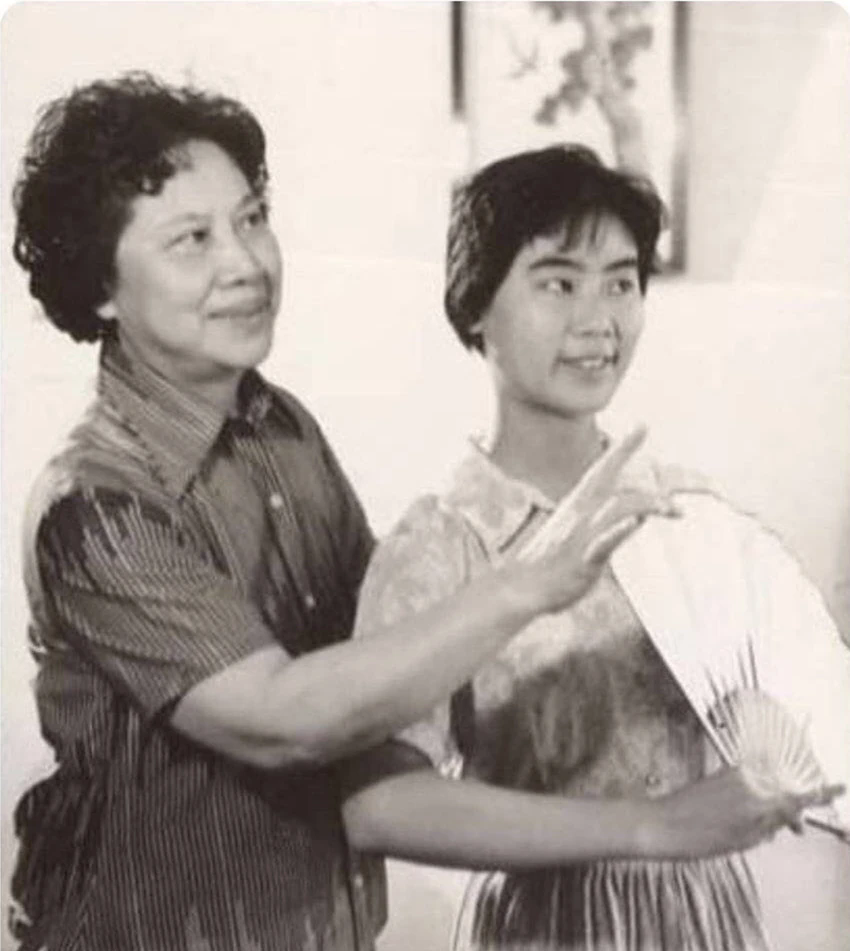 八十年代,越剧大师徐玉兰向一位学生亲授舞台表演技巧,这位学生现在已