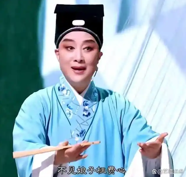 在浙江卫视播出的《2025越剧春节晚会》中,当茅威涛那久违的"何文秀"