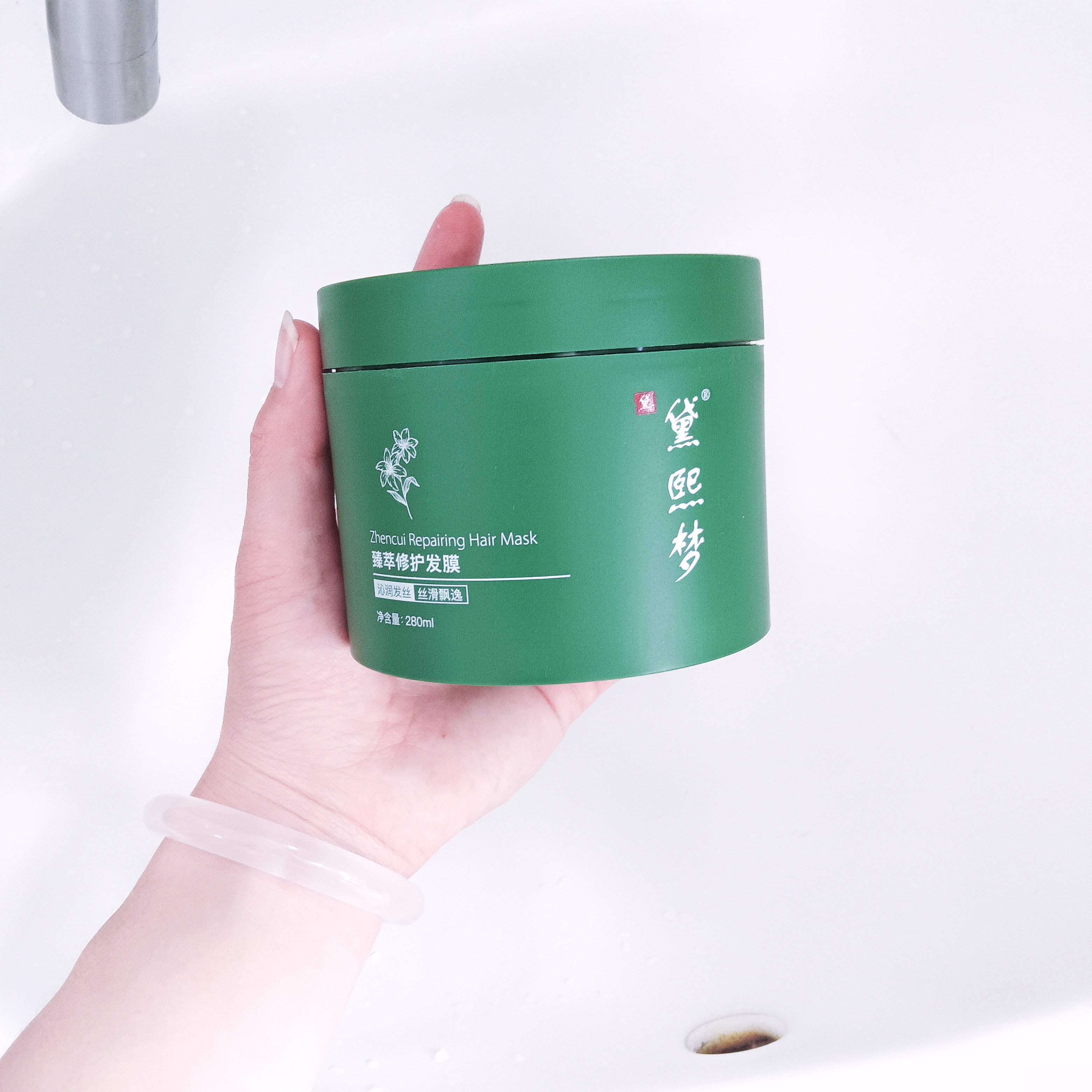 指尖轻揉,让滋养缓缓渗透,如同春雨润无声,唤醒秀发自然光泽