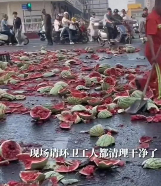 太原瓜农抗议城管执法,当场摔碎上千斤西瓜,我们该同情瓜农还是该声讨