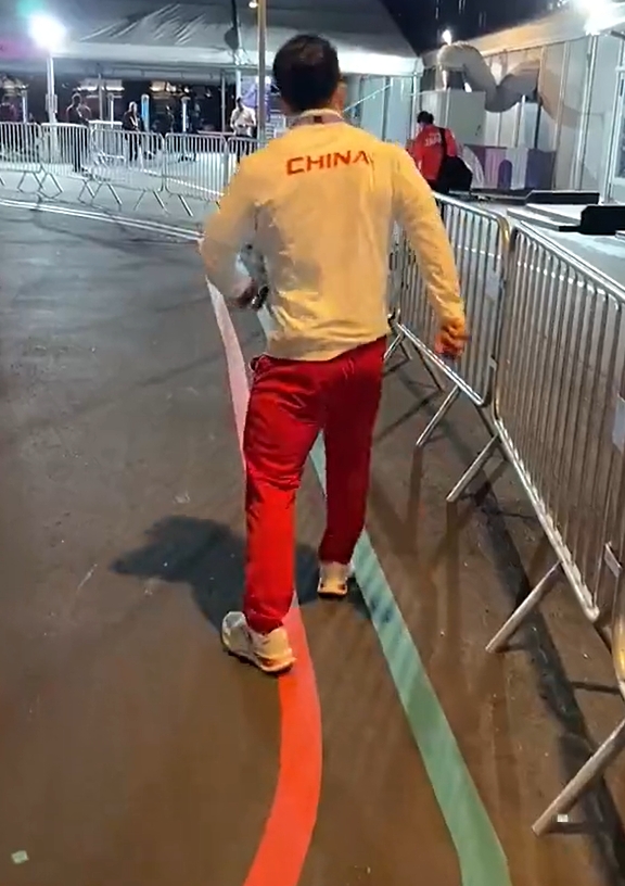 石智勇已拼尽全力,虽然无缘举重三连冠但是虽败犹荣!