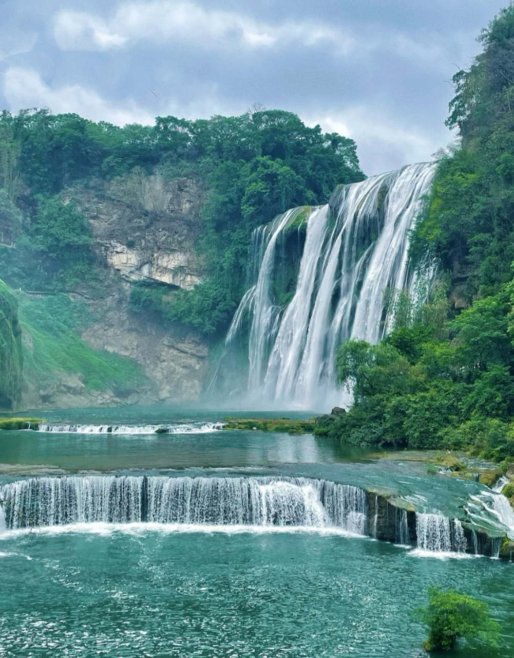 贵州十大热门旅游景点  1,黄果树瀑布: 作为贵州的标志性景点,黄果树