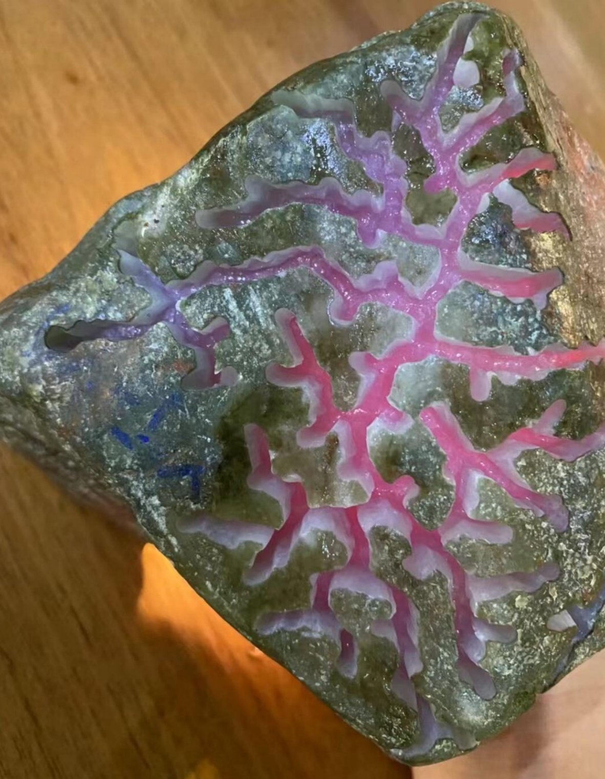 翡翠原石的晶体颗粒联结度,影响成品的结构耐用程度