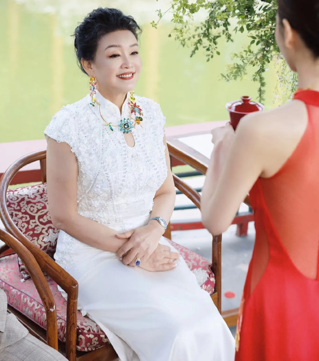 离婚多年的汪小菲父母,竟同框出席儿子婚礼!这风度与格局,瞬间吸睛