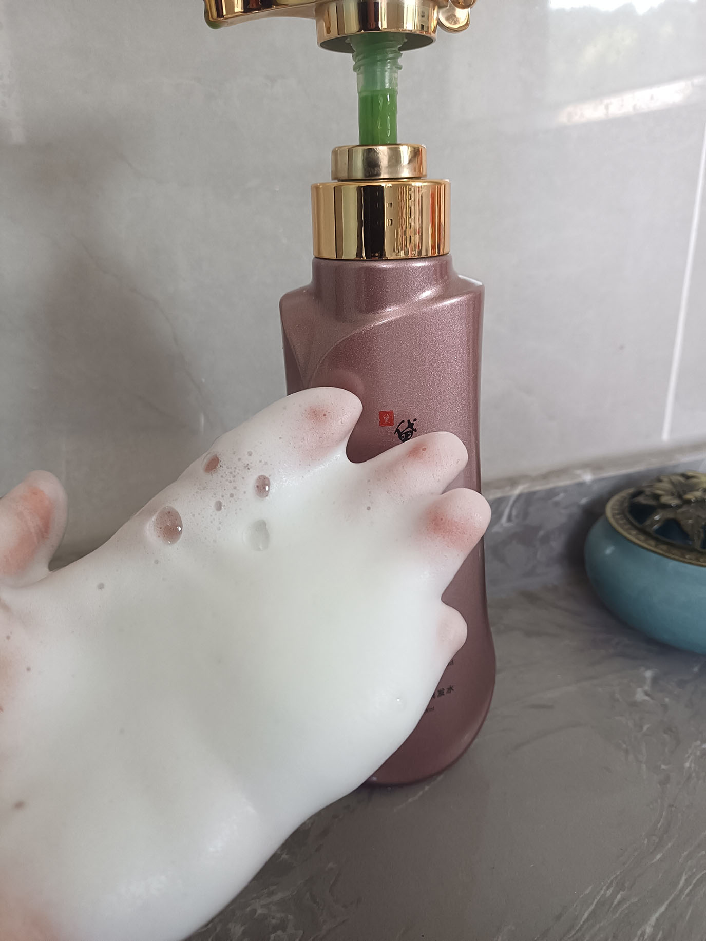 在洗发的过程中我能感觉到头皮得到了很好的清洁不再感到瘙痒的不适