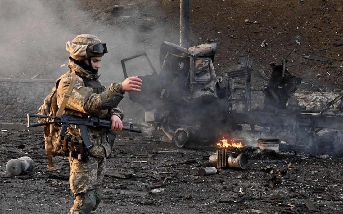 一名乌克兰士兵,拿着牺牲战友的骨灰,冲进议会,把战士的骨灰砸向