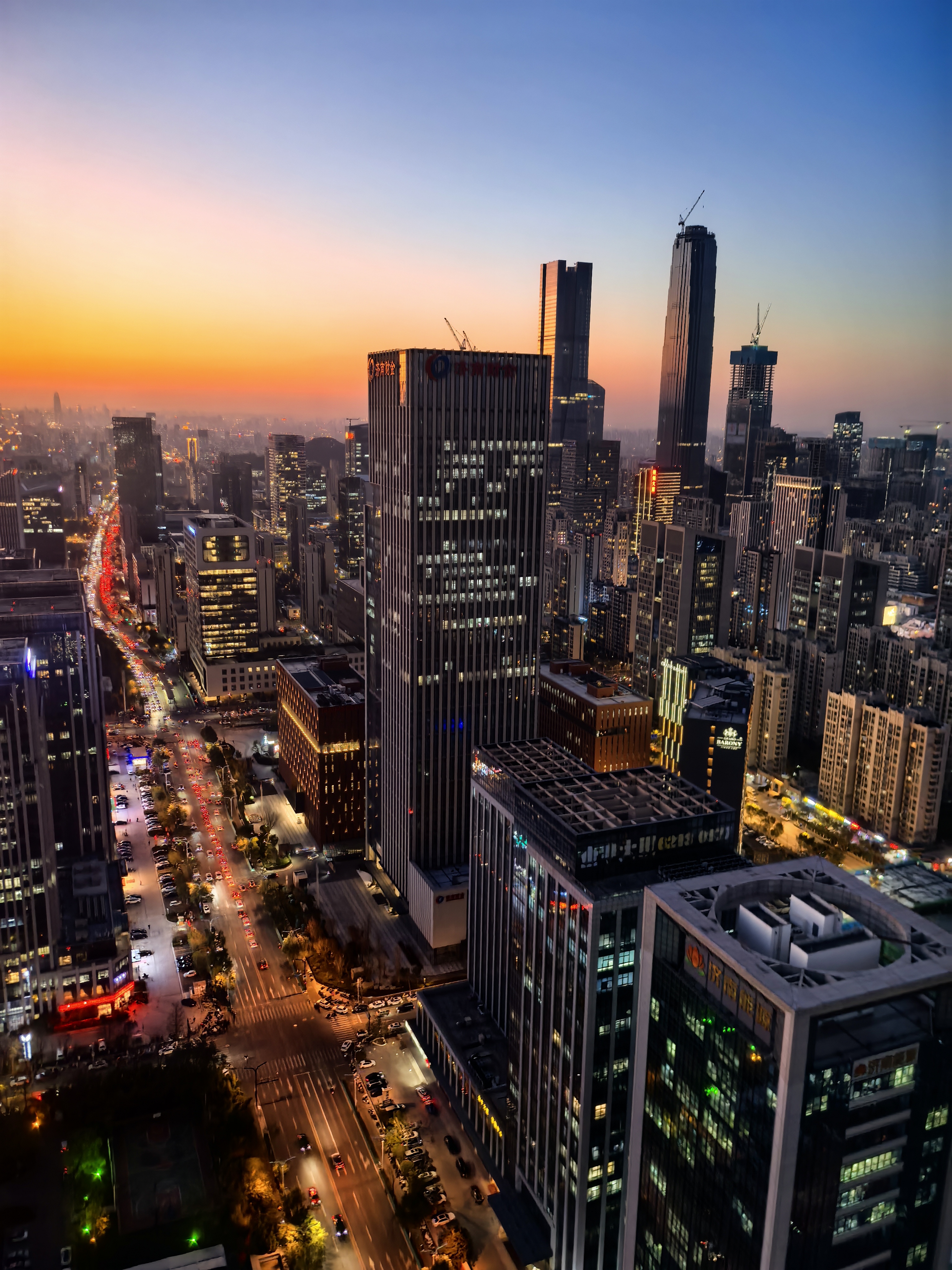 投稿:白天不懂夜的黑 两个不同时刻俯瞰济南cbd 图片由匿名楼友提供