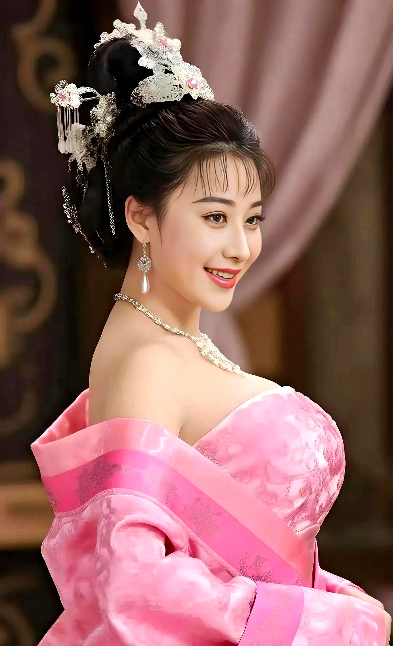 最好的胭脂 涂在逐渐透明的锁骨 有人数过我花开花合的次数 却数不清