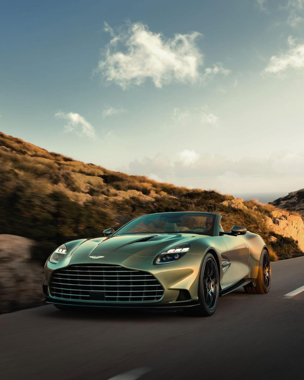 aston martin vanquish volante v12 纯粹内燃机动力与优雅敞篷车身的