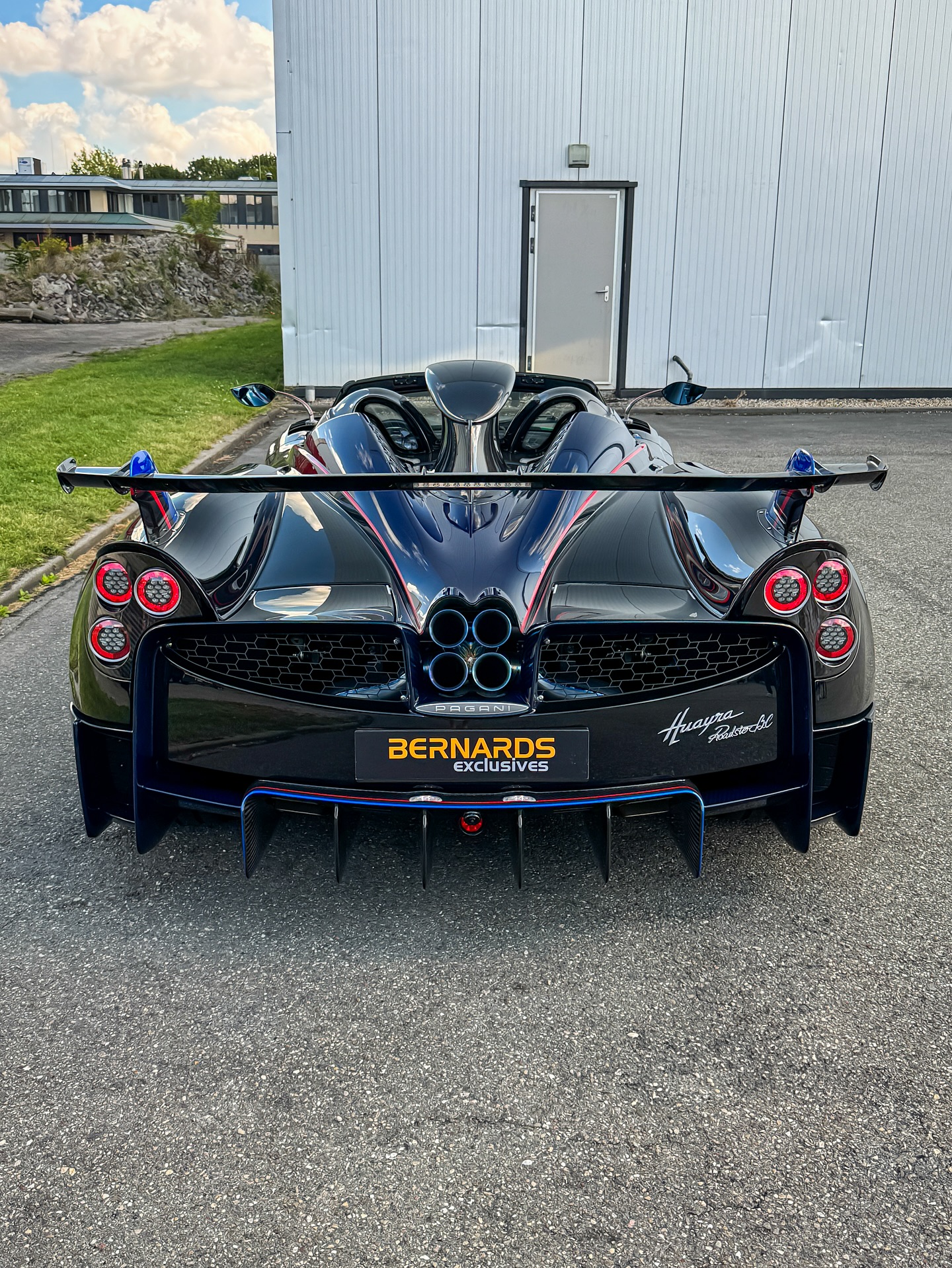 这款帕加尼huayra bc敞篷版采用双色涂装