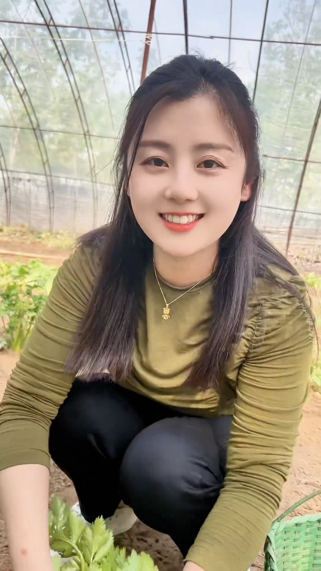 在广阔的农村土地上,阳光洒在一个女孩的身上