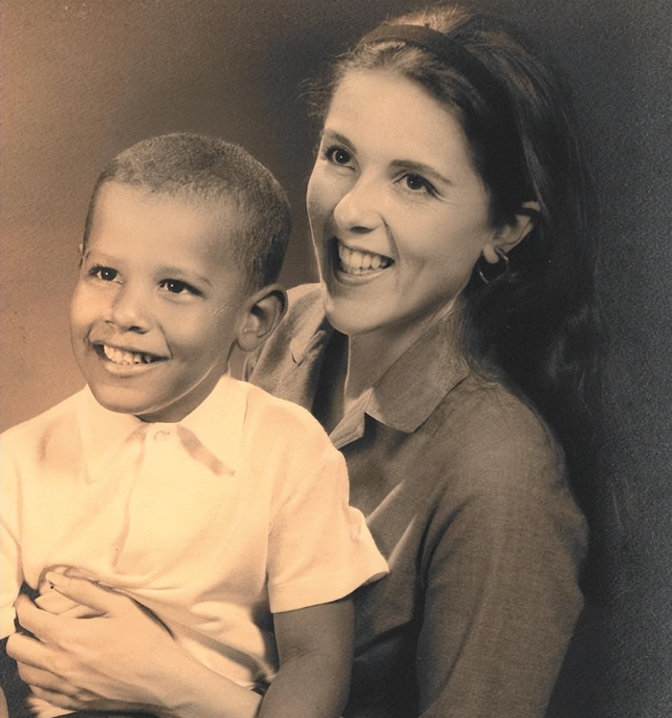 这位母亲名叫安·邓娜姆,来自