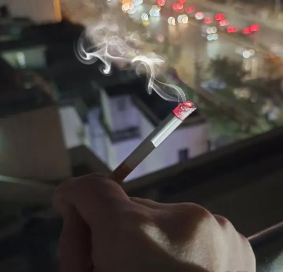 就说我们公司吧,有个副总以前那是抽烟大户,一天能抽两包