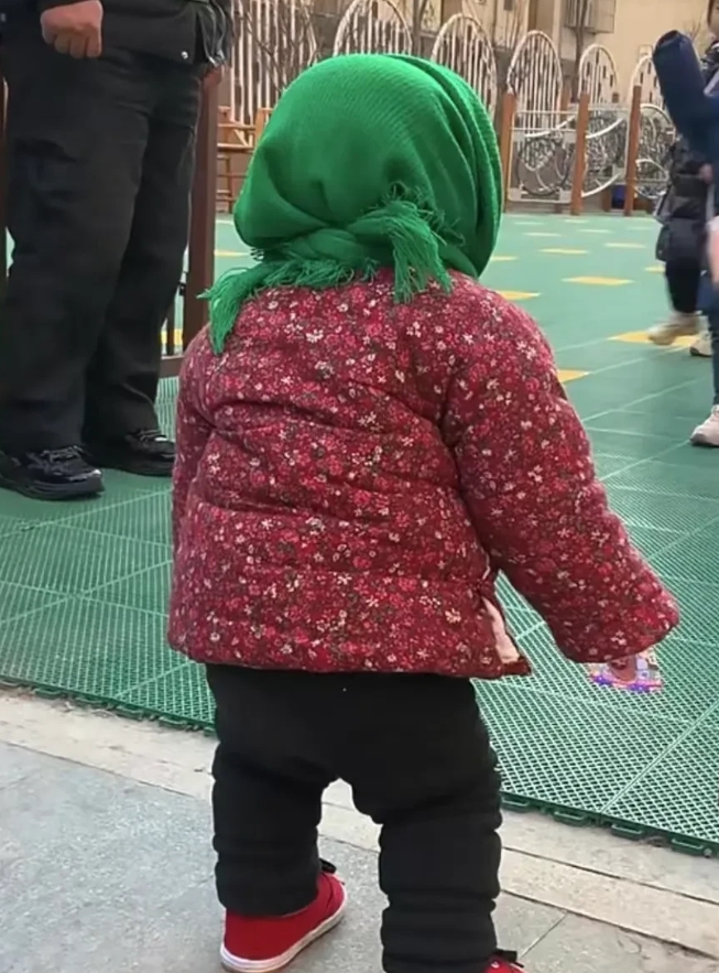 老家的奶奶怕宝宝冷,给宝宝做了花棉袄