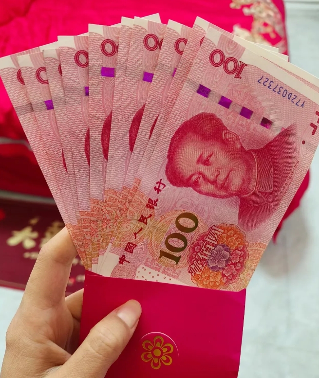 前年,我儿子办满月酒,朋友携妻前来赴宴,包了 1000 元红包