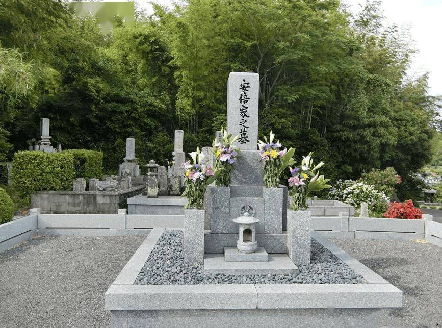 晋三遭遇不幸,被歹徒连开三枪后,他的墓志铭竟以中文汉字雕刻在墓碑上