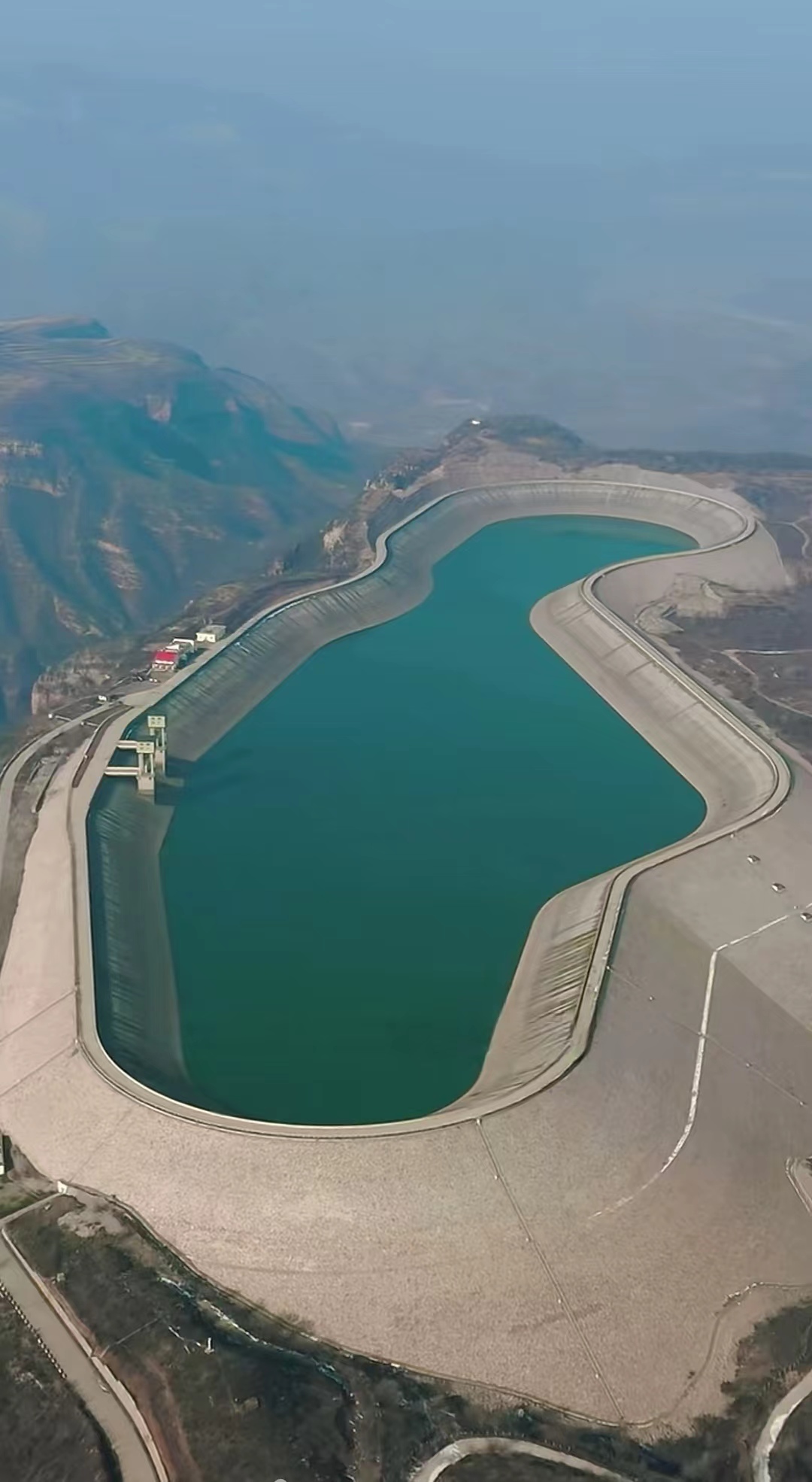 这是石家庄太行山顶的漳河湾水库,真的好壮观!