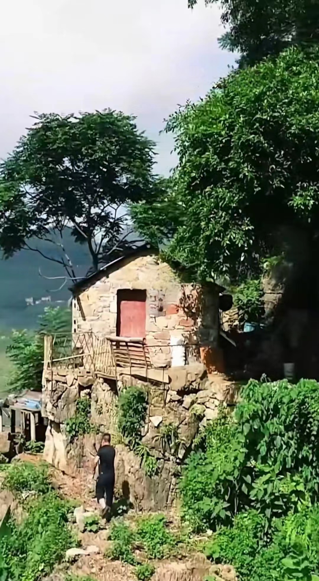 在贵州深山的悬崖边上,有这样三座房子,有一男子不愿去城里打工,在