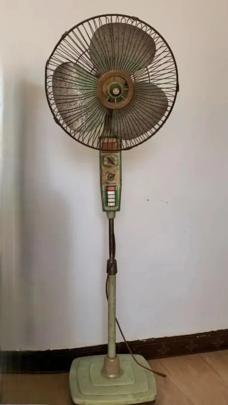 这是爷爷留下来的电风扇,1983年买的双马牌电风扇,用到现在都没坏