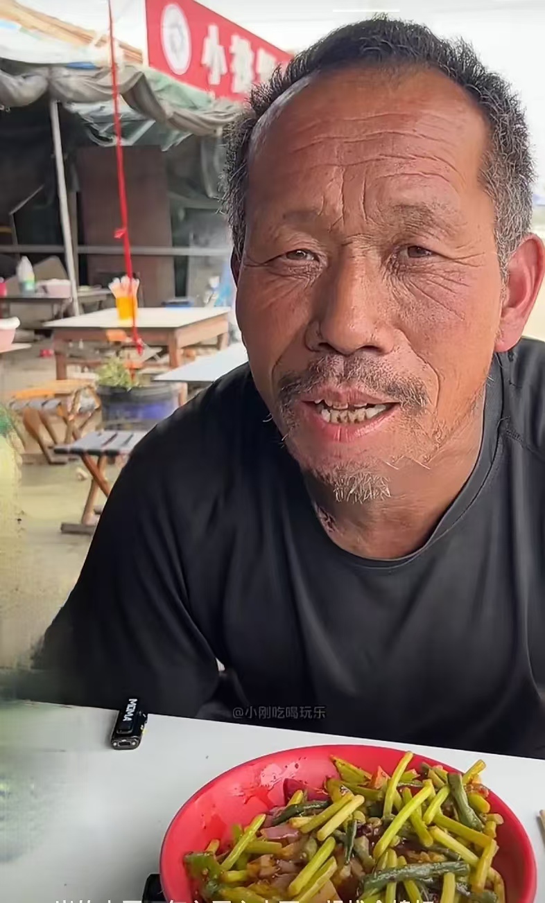 有这么一个 48 岁的单身男人,他每天能有一百来块的进账.