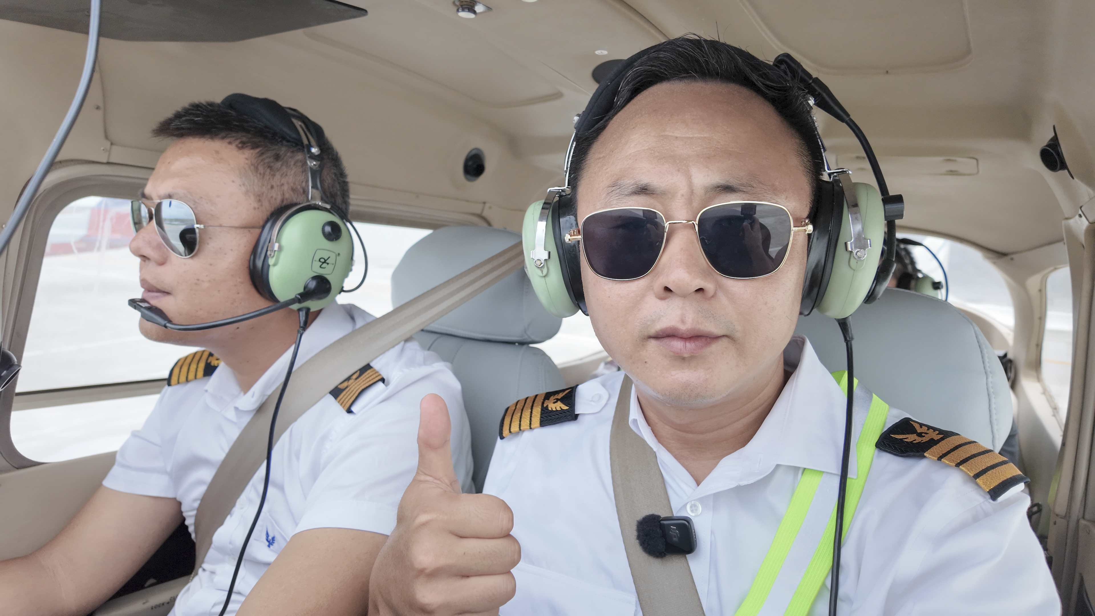 在东营垦利黄河入海口航空飞行营地,迎着雨后的云层,我们登上飞机,直