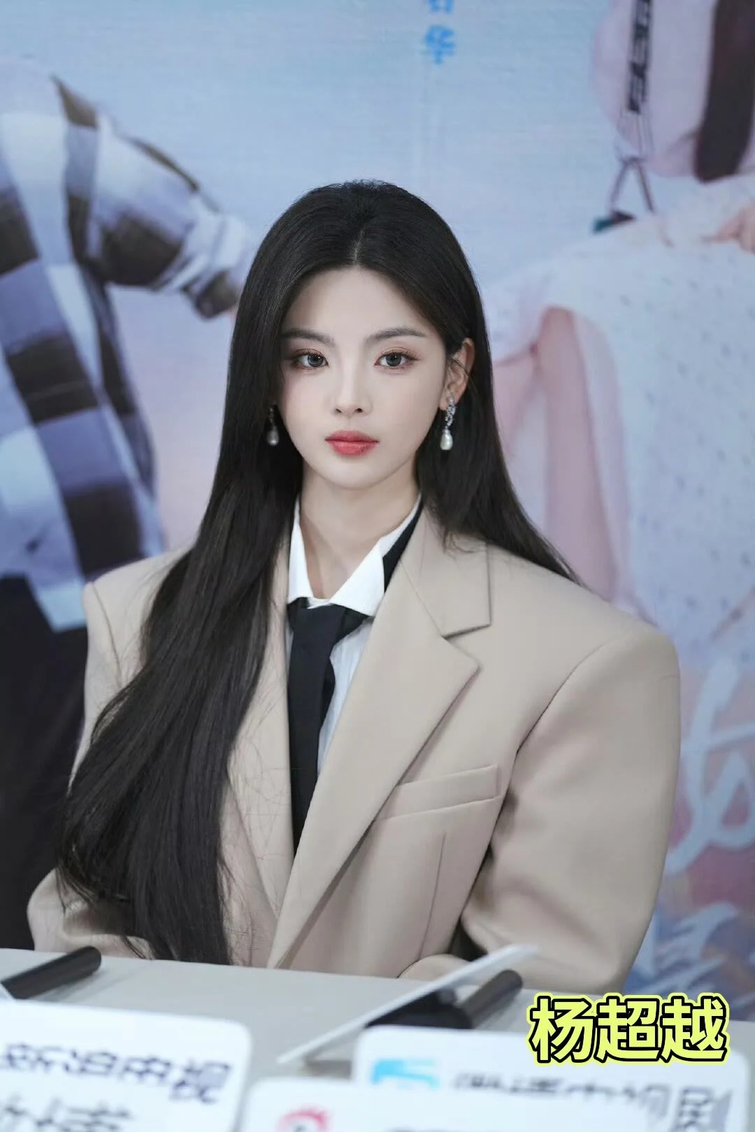 长直发一直是女明星们展现清纯与气质的经典造型