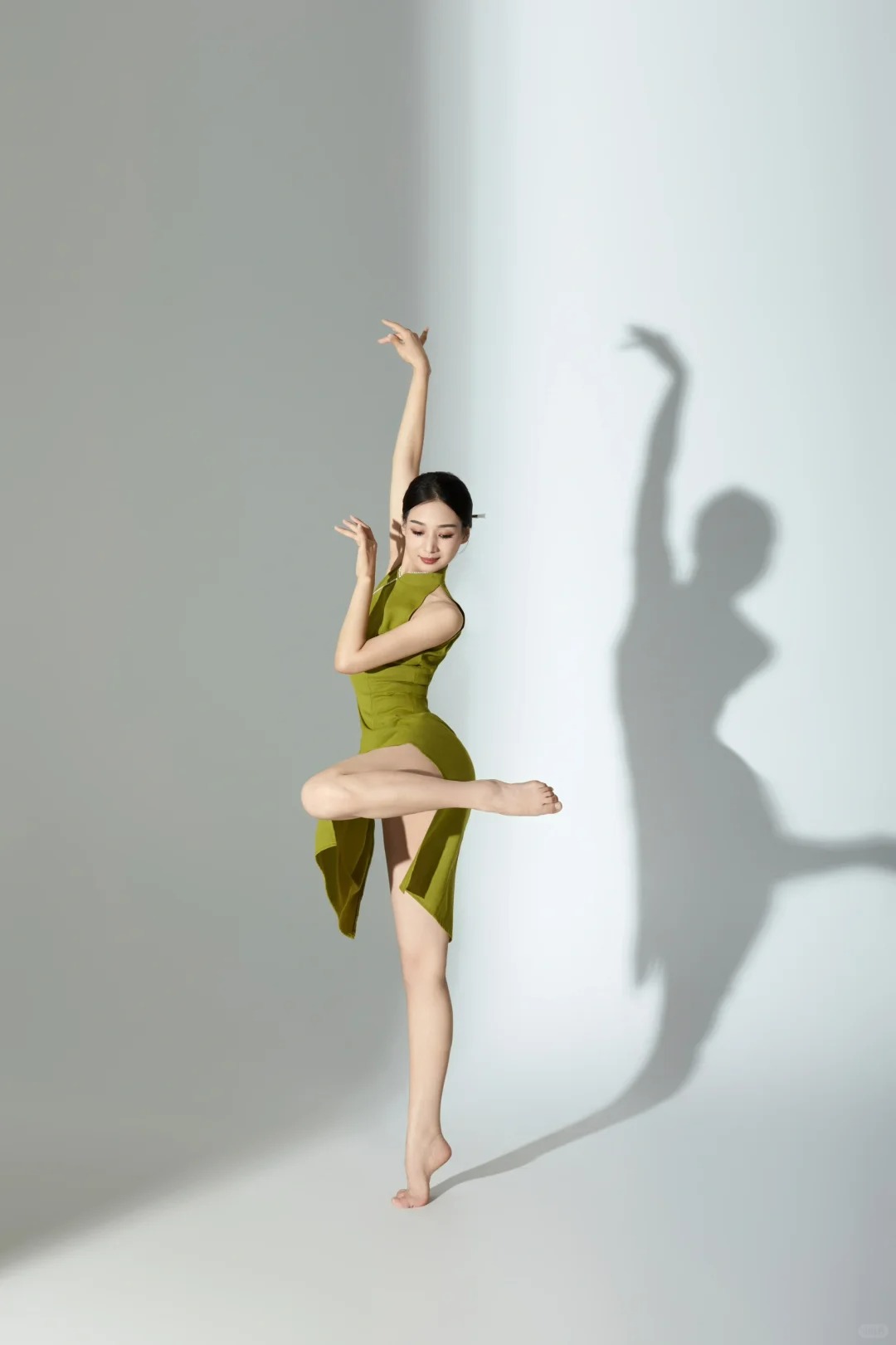 旗袍自带的曲线美和精致刺绣,完美映衬了中国舞者柔美婉转的身姿,每一