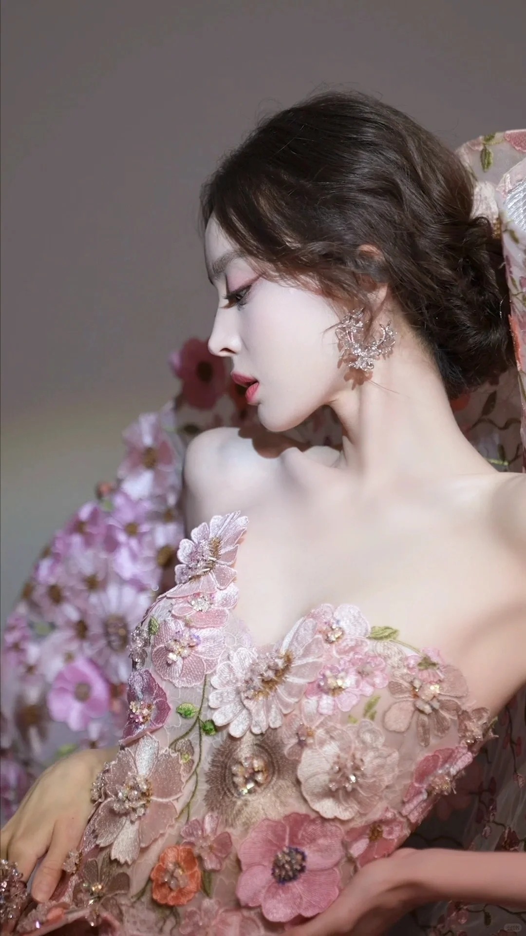 古力娜扎这次的智族绝美造型,简直浪漫迷人,令人陶醉