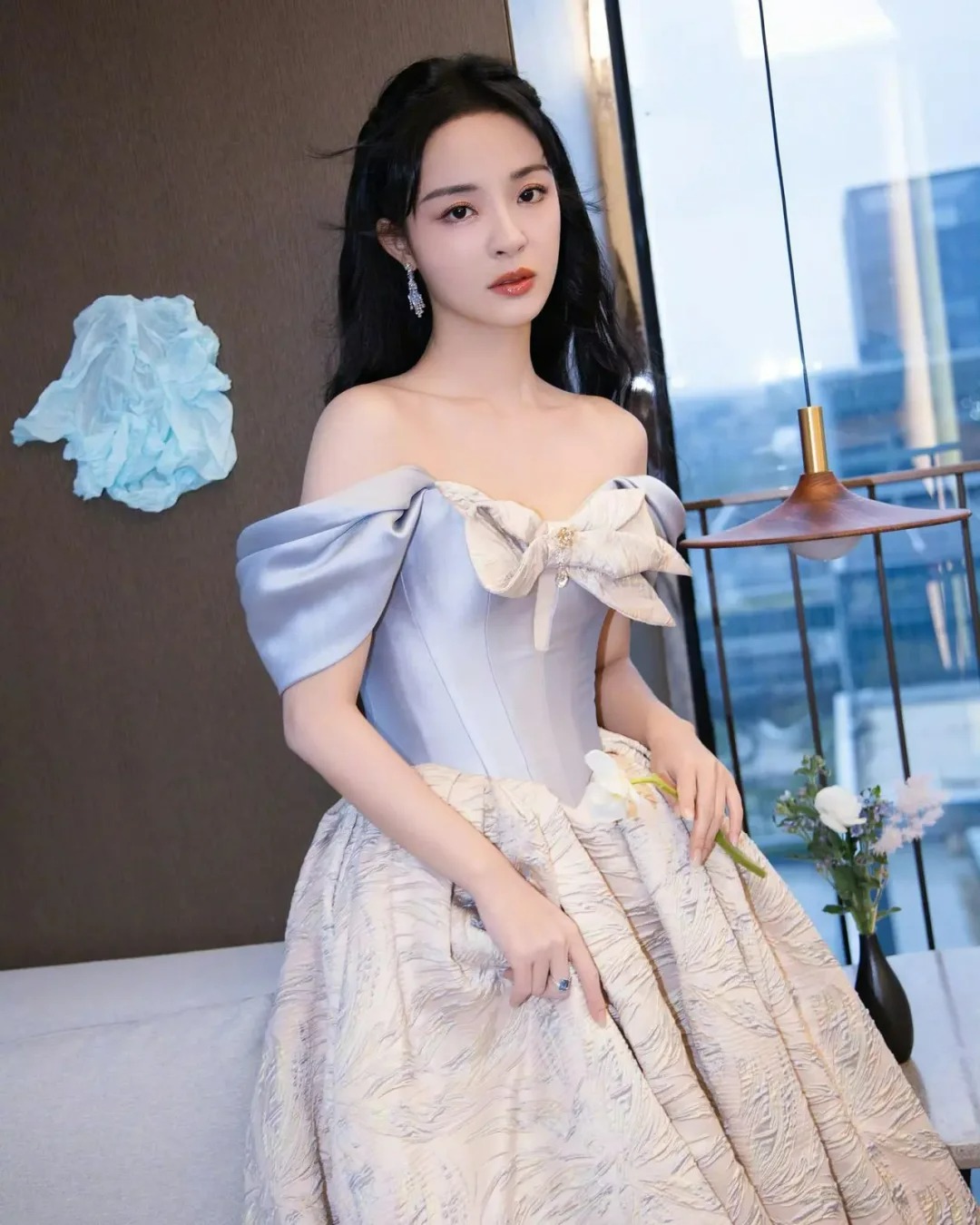 李莎旻子最近在婚纱礼服馆拍摄的写真,展现了她温婉典雅的气质与浪漫