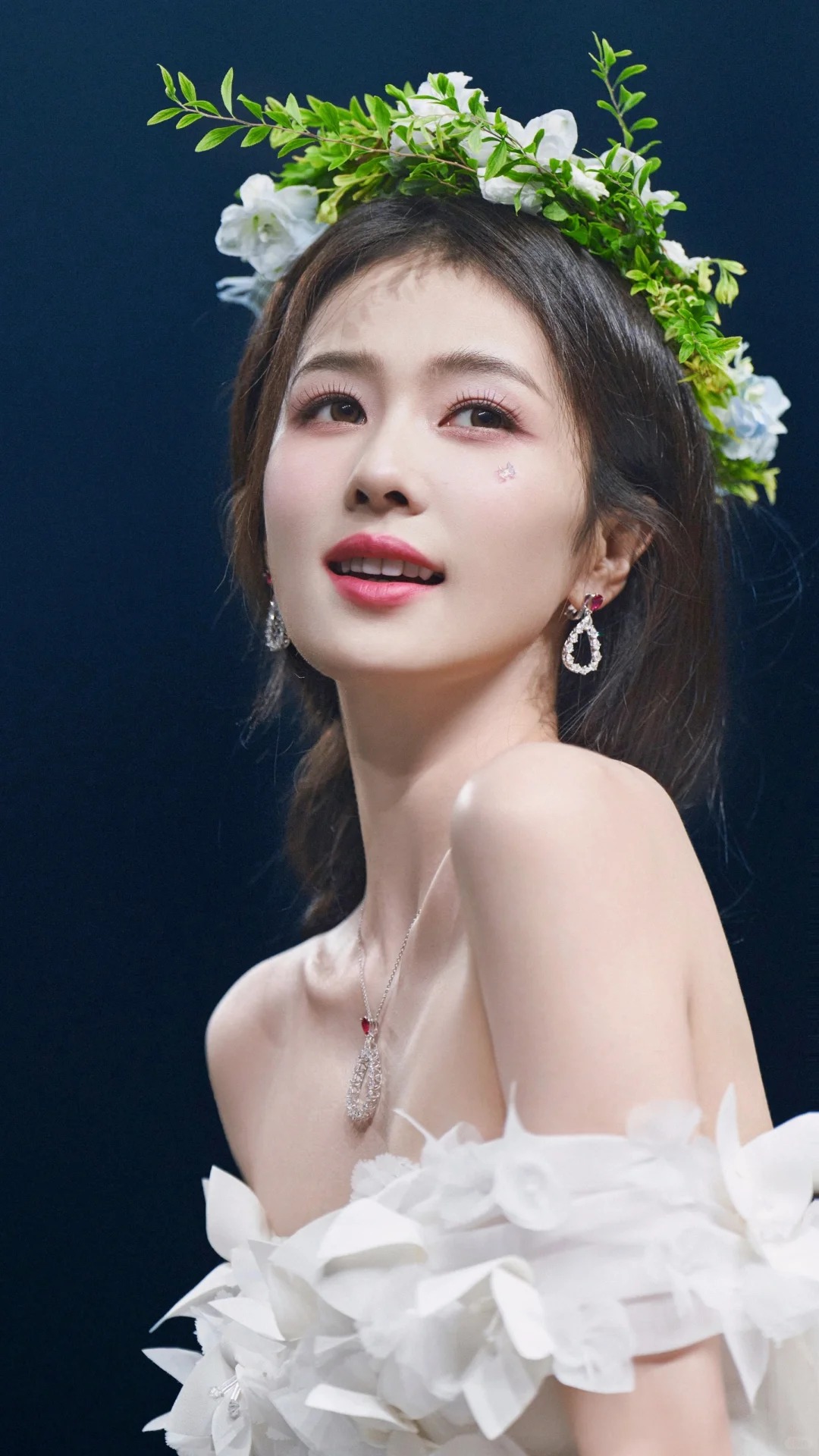 白鹿身着一袭精美的白色纱裙,仿佛是云端降临的天使