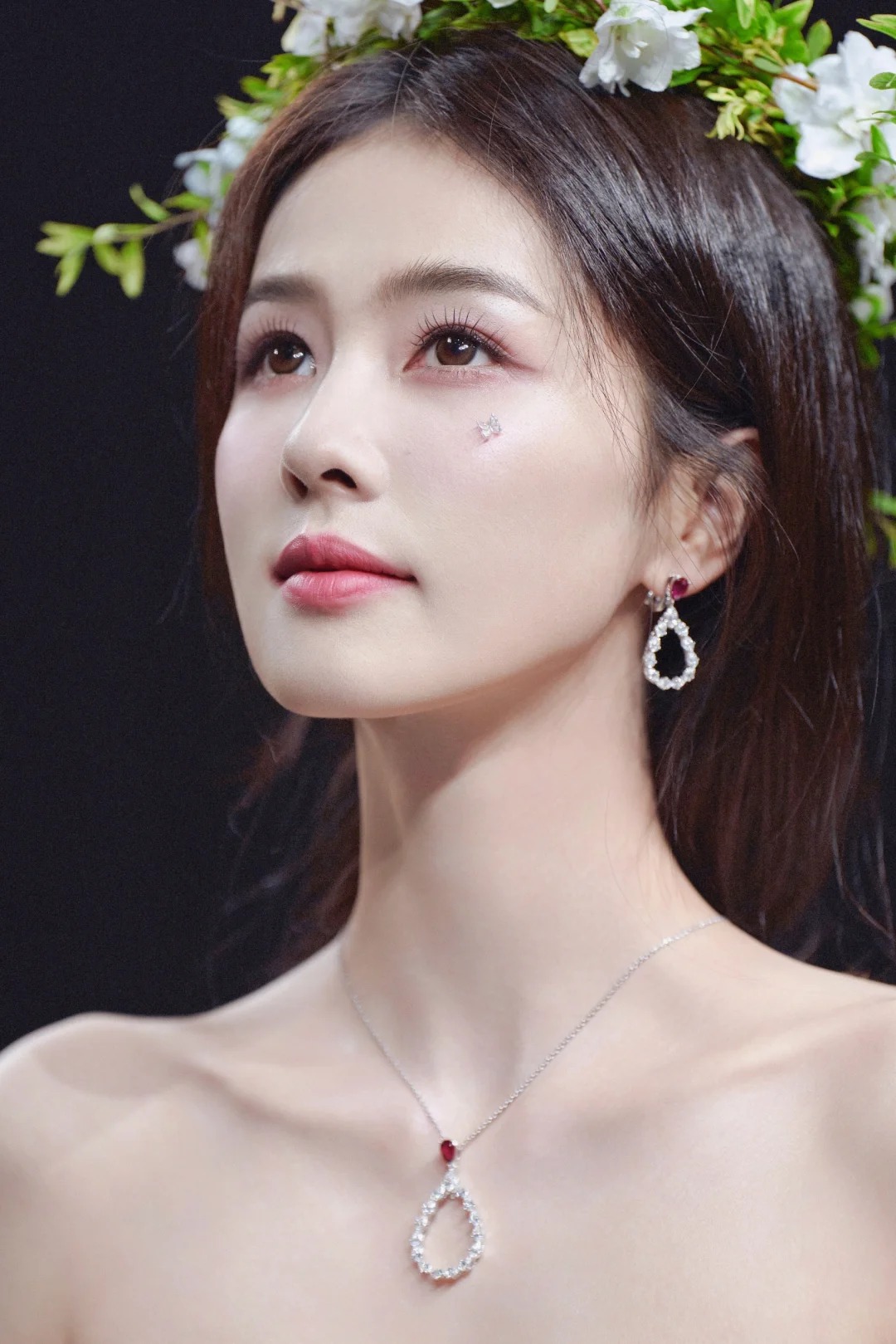 白鹿身着一袭精美的白色纱裙,仿佛是云端降临的天使