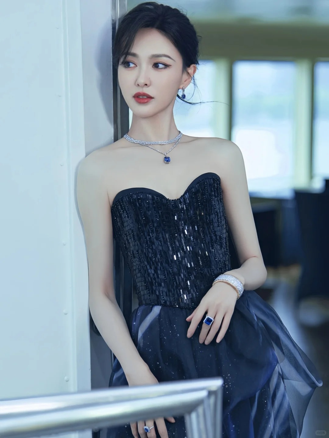 唐嫣身穿一袭抹胸礼裙,展现了她无可挑剔的优雅与迷人魅力