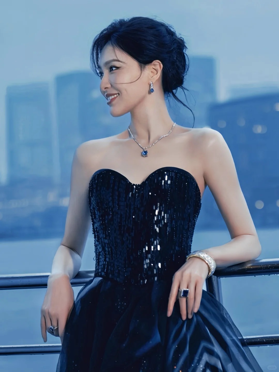 唐嫣身穿一袭抹胸礼裙展现了她无可挑剔的优雅与迷人魅力