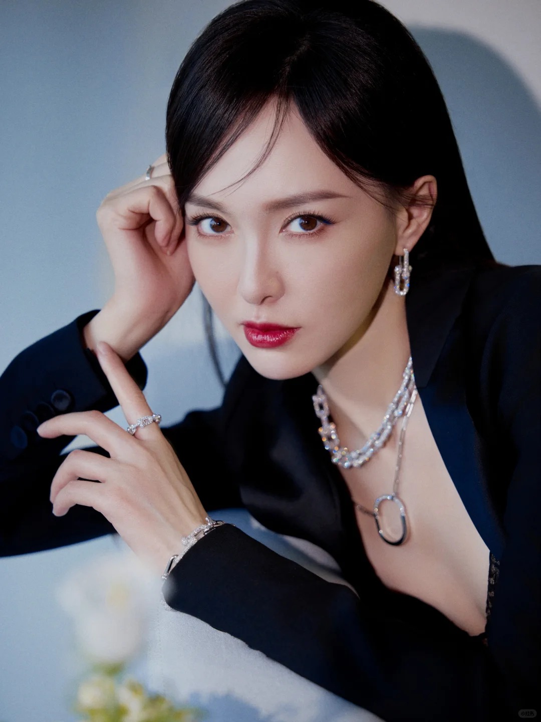 唐嫣身穿一袭黑色蕾丝连体裙,展现了她修长的身姿与曼妙的气质