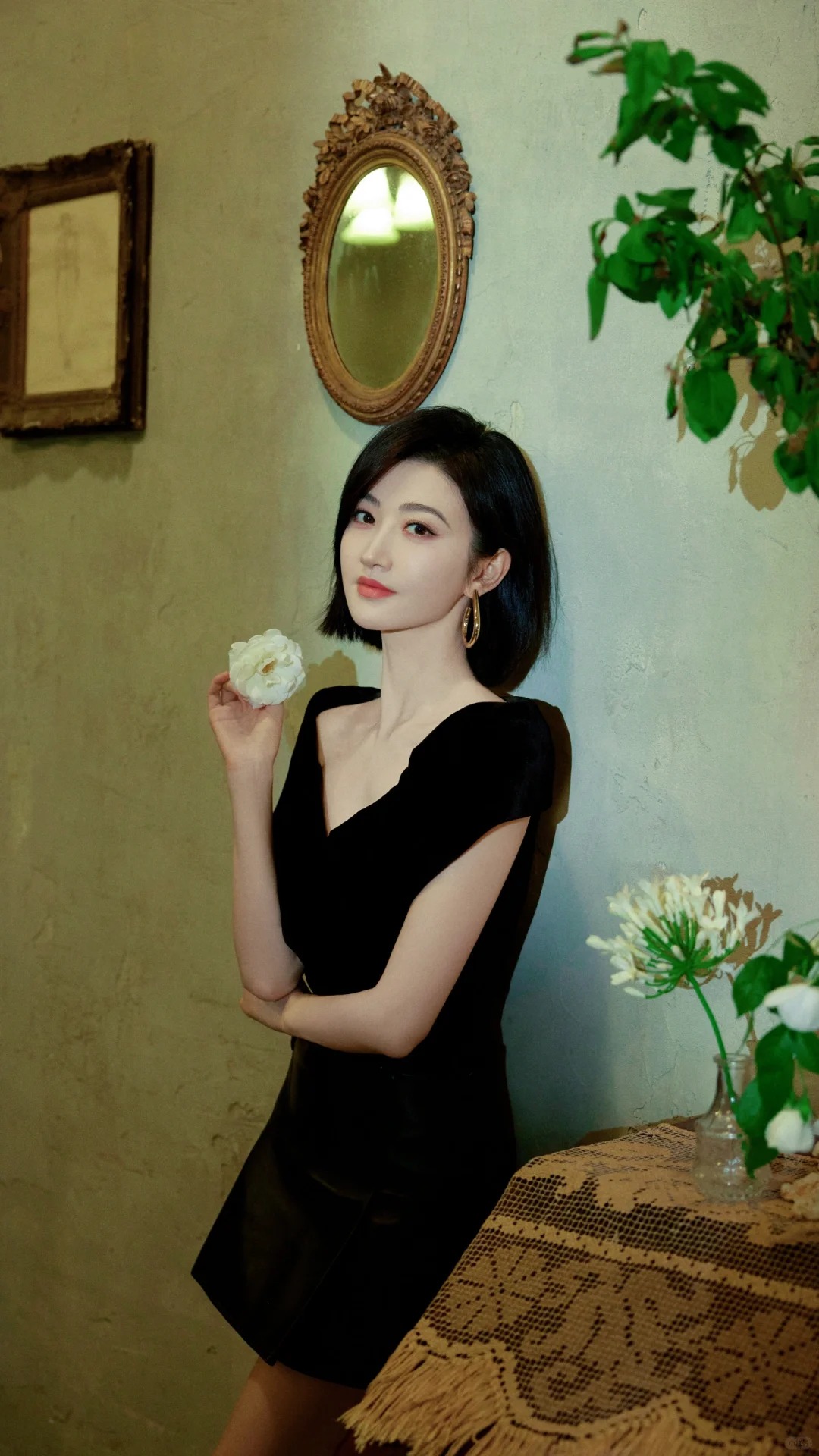 景甜的这组黑色v领短裙写真,展现了她的短发与长腿,既性感又不失高贵.
