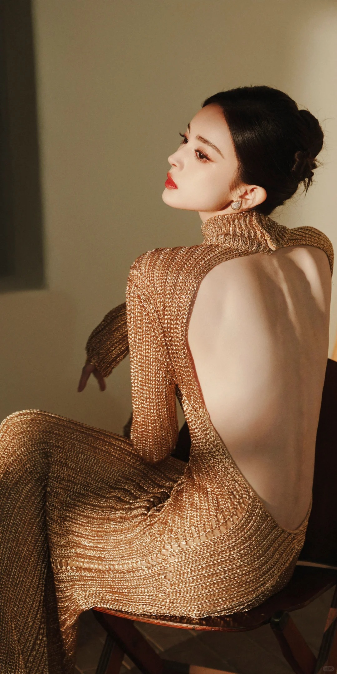 古力娜扎最近的金色大露背裙造型,简直惊艳了所有人