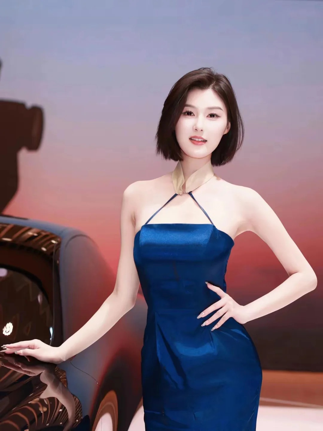 广州车展超级美女车模程儿照片中的女子身着一袭蓝色长裙优雅的姿态