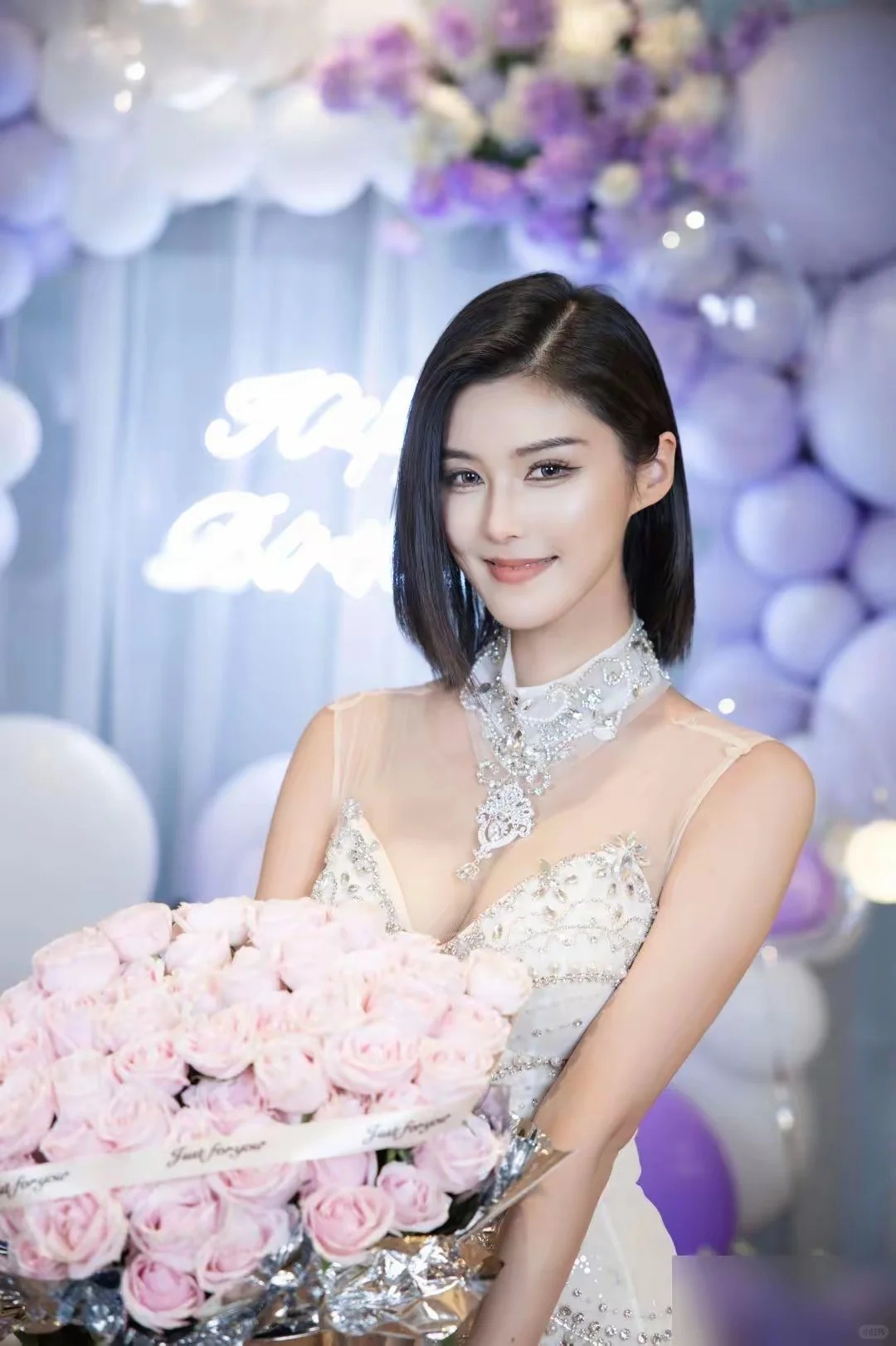 程儿作为中国第一美女车模凭借其无与伦比的美貌和气质早已成为