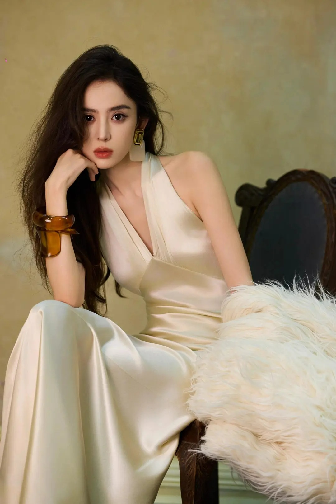 古力娜扎将一条简单的裙子轻松穿出高级感,魅力四射,夺目又吸睛