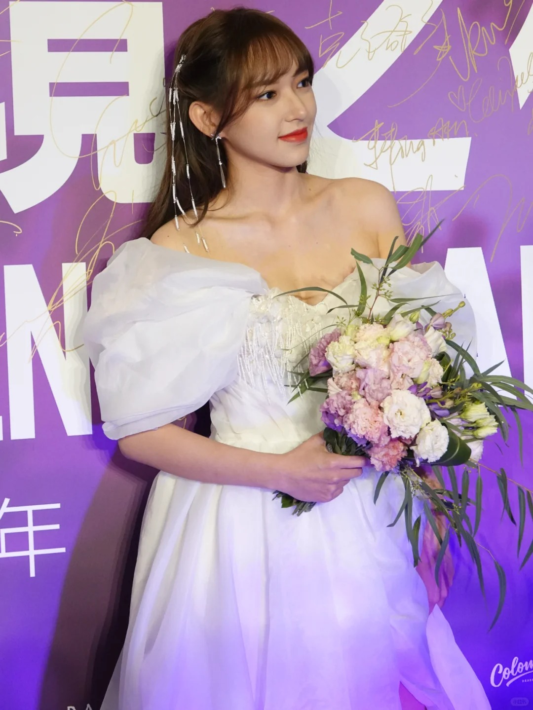 程潇的这组写真,穿着一袭雪白仙女裙,宛如从仙境中走出的精灵