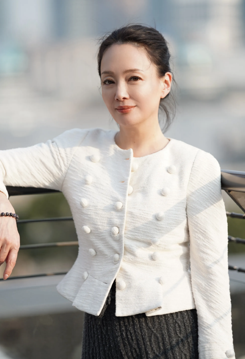 她嫁给了美国人,婚后定居巴黎养育孩子多年,如今又回