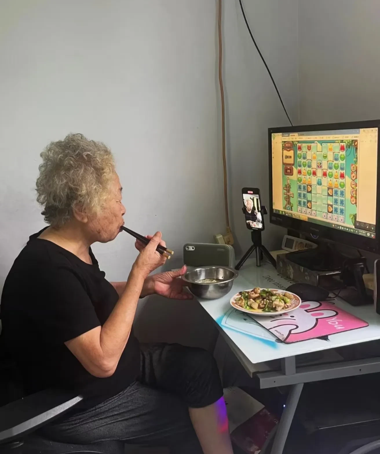 看电视图片老人宅在家里的图片老年人在家里翻看老照片的图片给家里