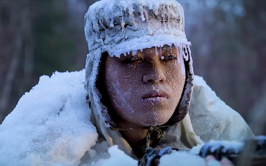 爬冰卧雪,忍饥挨饿,连续潜伏十余天,只为能消灭侵犯我们的敌人