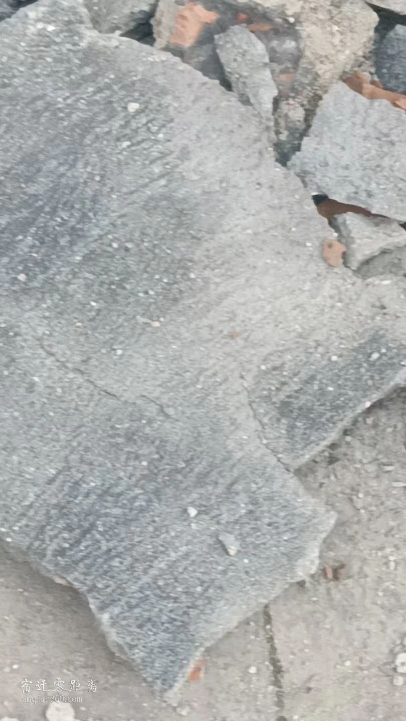 网友在宿迁零距离爆料,洋河新区桃李家园房屋漏水严重,墙皮大片脱落