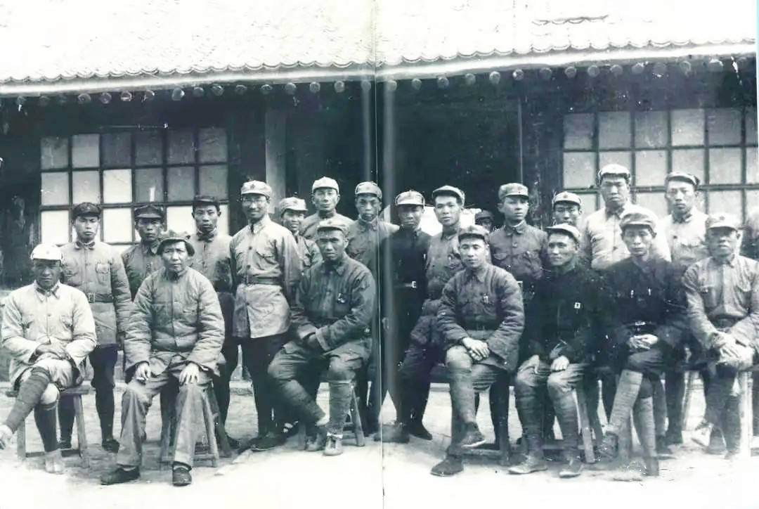 他,是"工农革命军第一军第一师"军旗的设计者;是井冈山革命根据地和