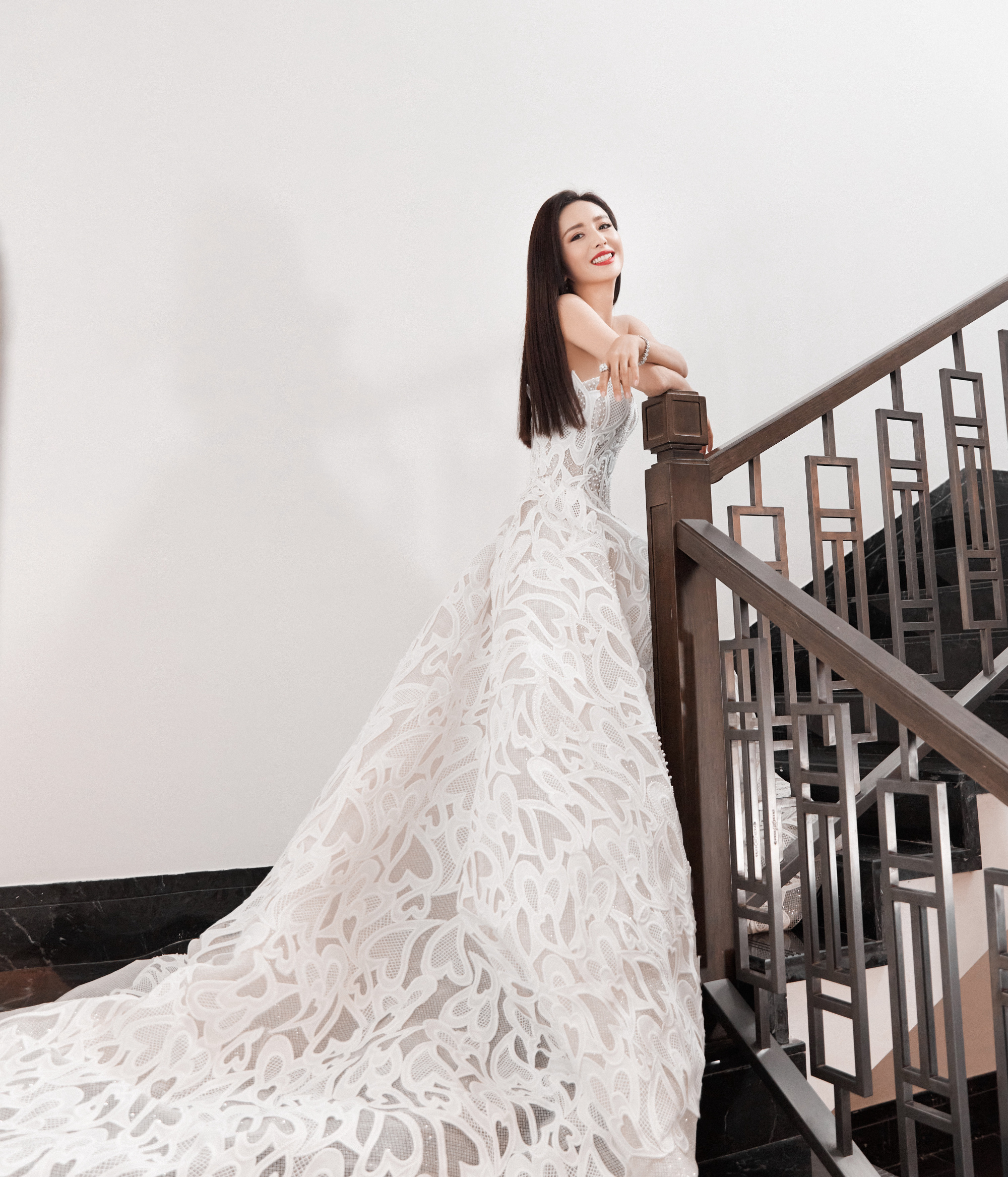 佟丽娅白裙秀完美身材,私密美容秘籍大揭秘!