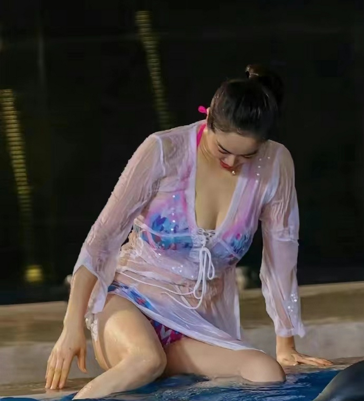 泳装生图惊艳全场!左小青展示完美身材,你绝对猜不到她的岁数!