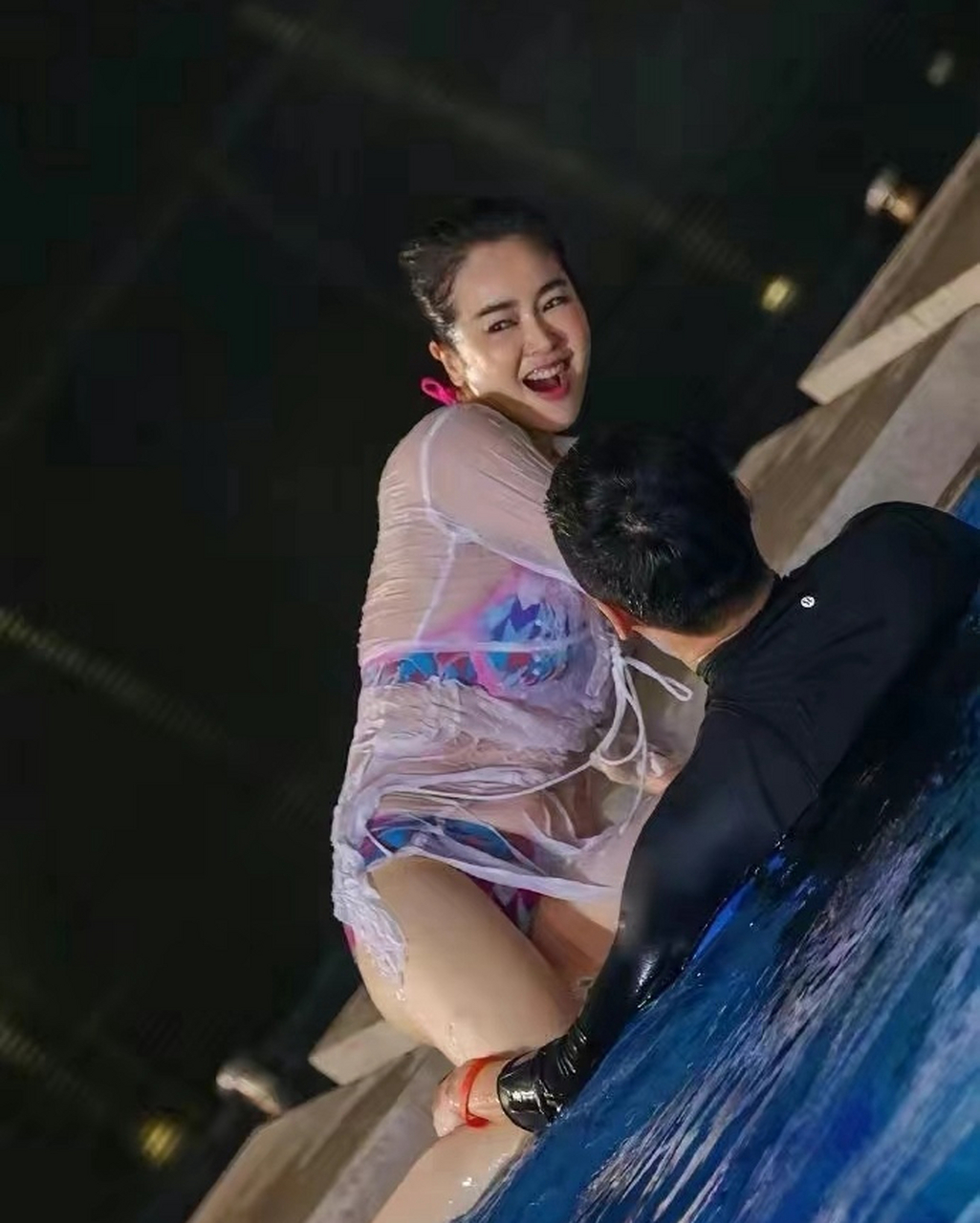 泳装生图惊艳全场!左小青展示完美身材,你绝对猜不到她的岁数!
