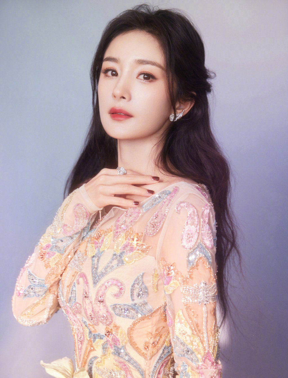 独家揭秘!杨幂彩钻高定礼裙背后的新潮设计秘密揭晓