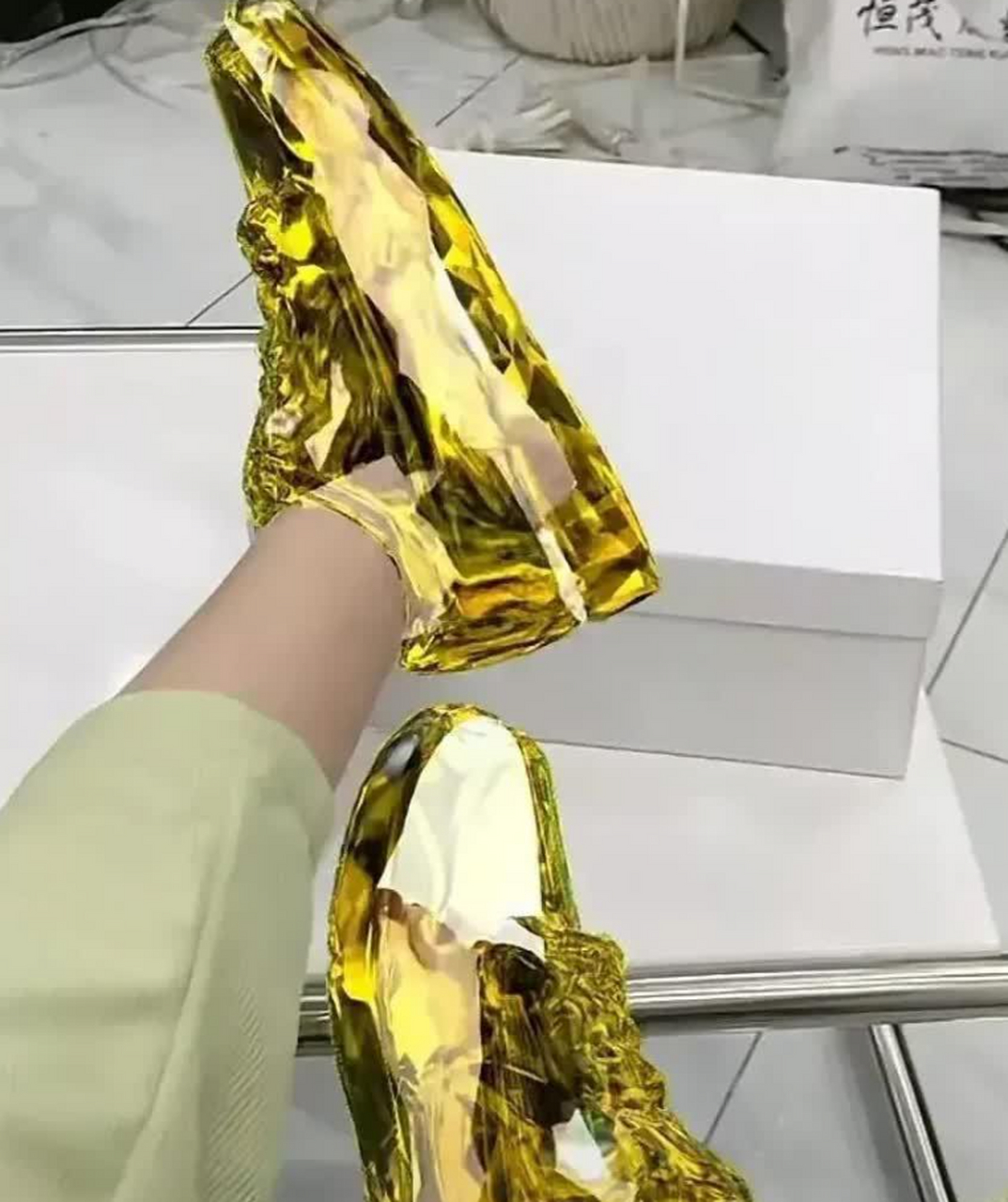 这难道是男版的水晶鞋,黄金鞋?